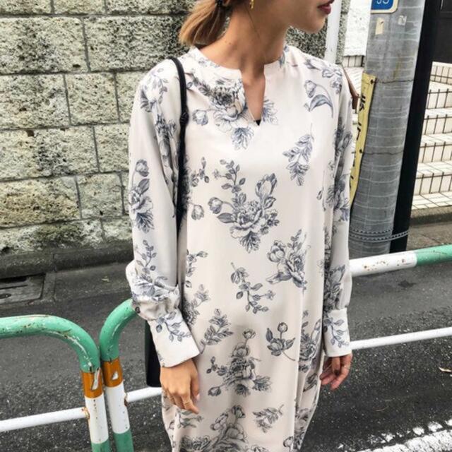 Ameri VINTAGE(アメリヴィンテージ)のAMERI  REHEMA KEY NECK DRESS 花柄 レディースのワンピース(ロングワンピース/マキシワンピース)の商品写真