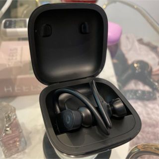 ビーツバイドクタードレ(Beats by Dr Dre)のBluetooth ワイヤレスイヤホン　黒　Powerbeats Pro(ヘッドフォン/イヤフォン)