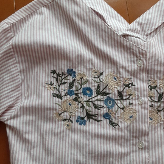 OLIVEdesOLIVE(オリーブデオリーブ)のストライプシャツ　Olive　ローリーズ　ピンク レディースのトップス(シャツ/ブラウス(長袖/七分))の商品写真