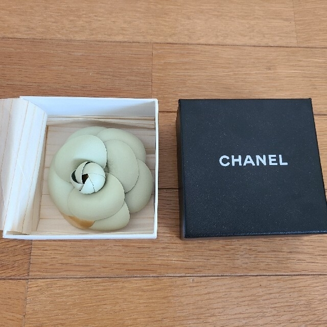 CHANEL(シャネル)のシャネルコサージュ レディースのアクセサリー(ブローチ/コサージュ)の商品写真