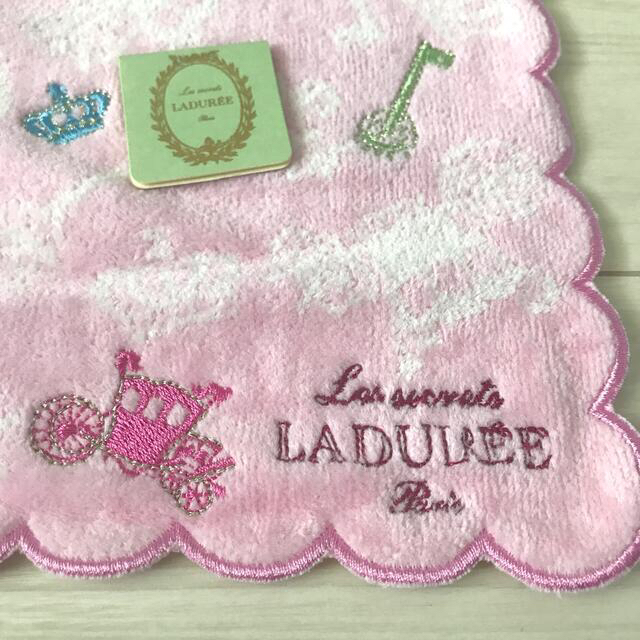 LADUREE(ラデュレ)の新品　ラデュレ　タオルハンカチ　ピンク・刺繍付き インテリア/住まい/日用品のインテリア/住まい/日用品 その他(その他)の商品写真