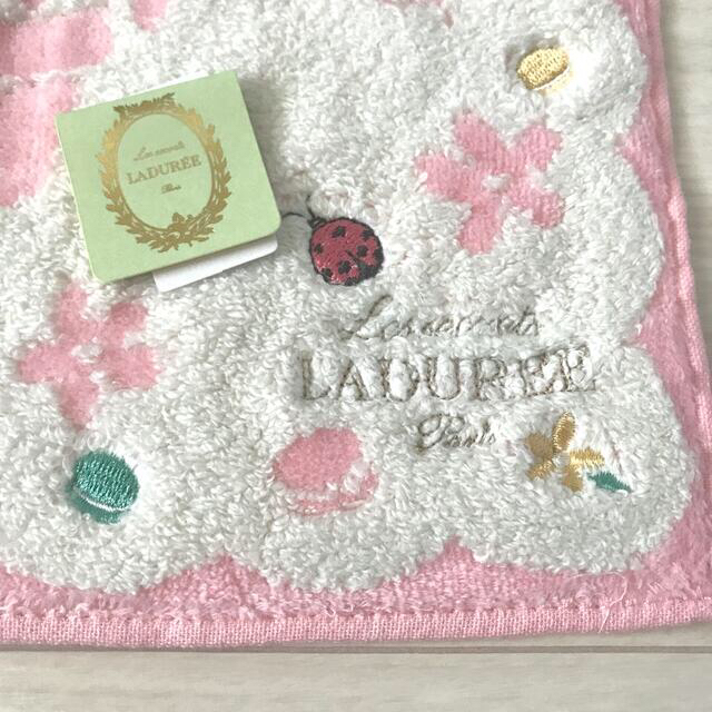 LADUREE(ラデュレ)の新品　ラデュレ　タオルハンカチ　ピンク・刺繍付き（てんとう虫＆花＆マカロン） インテリア/住まい/日用品のインテリア/住まい/日用品 その他(その他)の商品写真