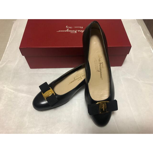 美品Salvatore Ferragamo フェラガモ VARA パンプス 黒