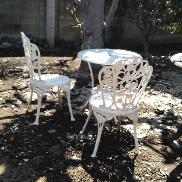 庭椅子とテーブル