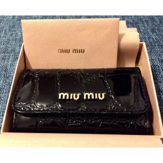 ミュウミュウ(miumiu)の【新品】大幅値下げ！miumiuクロコ調6連キーケース ミュウミュウ(キーケース)