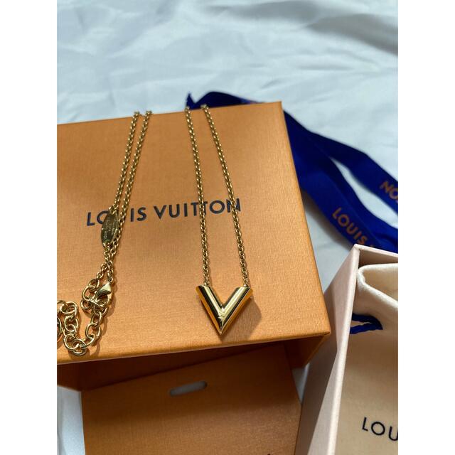 LOUIS VUITTON(ルイヴィトン)のルイヴィトン エッセンシャルV ネックレス ゴールド レディースのアクセサリー(ネックレス)の商品写真