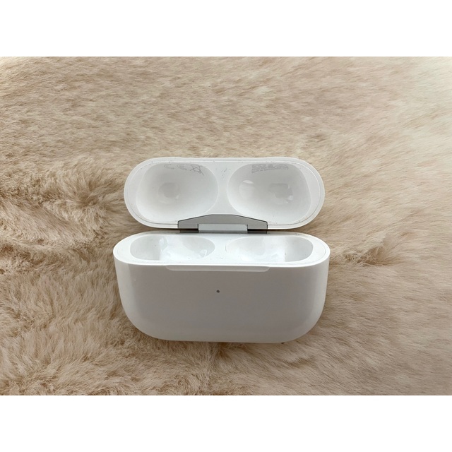 Apple(アップル)のAirPods Proケースのみ純正セット購入で割引有 スマホ/家電/カメラのオーディオ機器(ヘッドフォン/イヤフォン)の商品写真