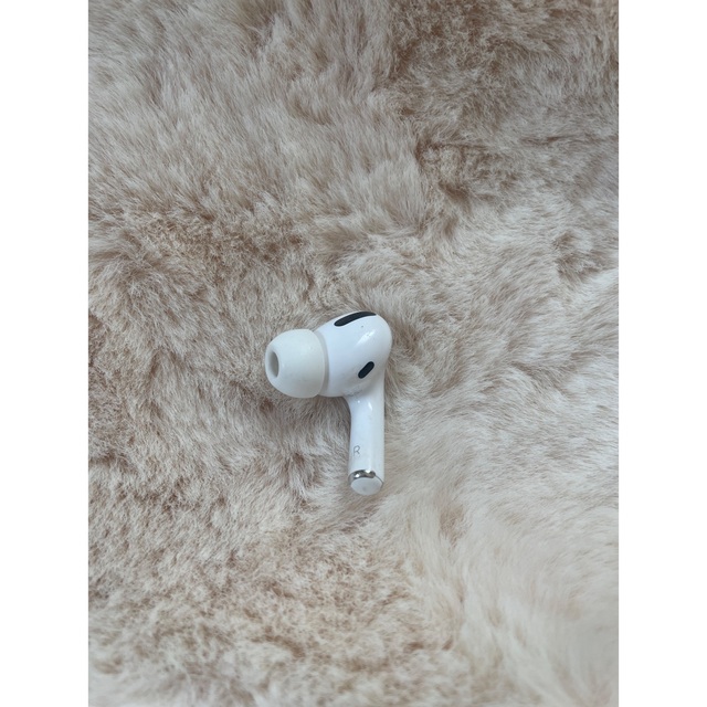 Apple(アップル)のApple AirPods 正規品⚠︎右耳のみイヤーチップ新品あり スマホ/家電/カメラのオーディオ機器(ヘッドフォン/イヤフォン)の商品写真