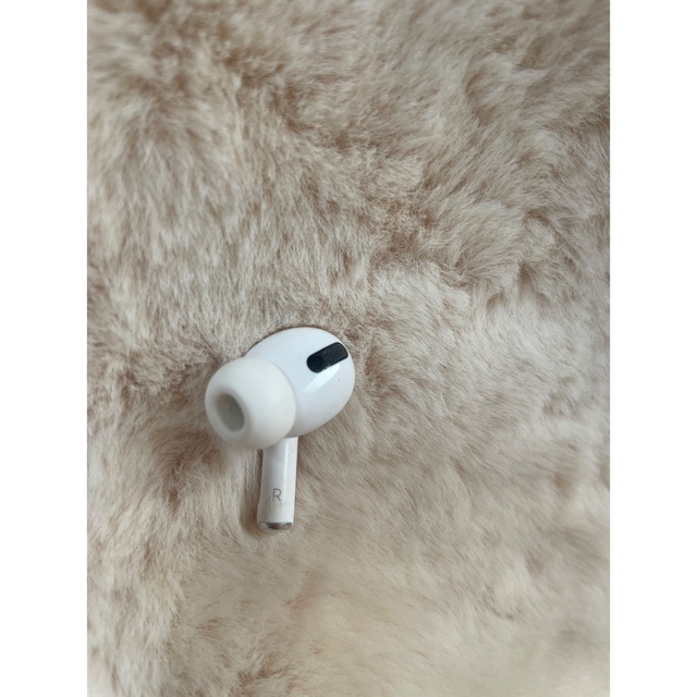 Apple(アップル)のApple AirPods 正規品⚠︎右耳のみイヤーチップ新品あり スマホ/家電/カメラのオーディオ機器(ヘッドフォン/イヤフォン)の商品写真