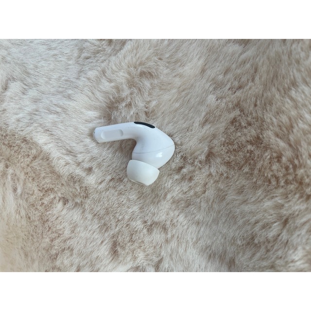 Apple(アップル)のApple AirPods 正規品⚠︎右耳のみイヤーチップ新品あり スマホ/家電/カメラのオーディオ機器(ヘッドフォン/イヤフォン)の商品写真