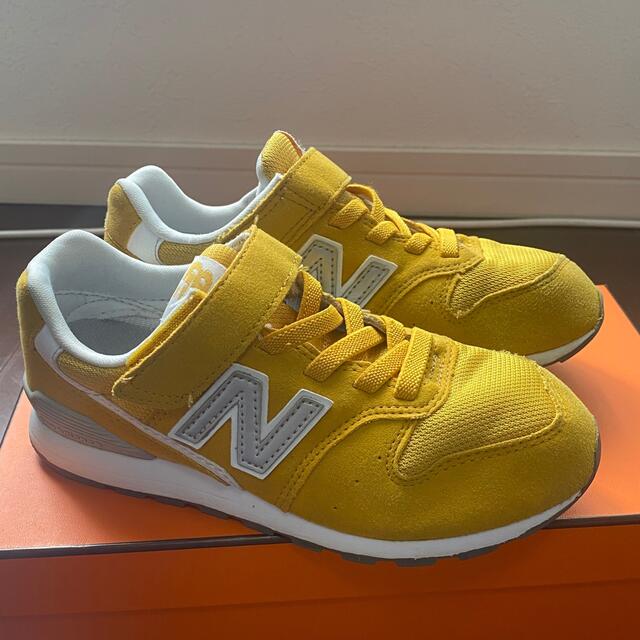 New Balance(ニューバランス)のちゃー様専用　ニューバランス　20㎝　やまぶき色 キッズ/ベビー/マタニティのキッズ靴/シューズ(15cm~)(スニーカー)の商品写真