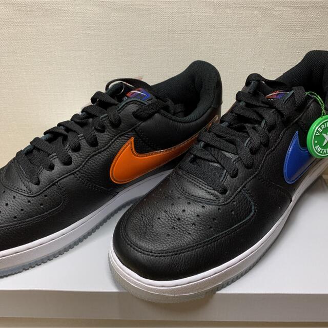 NIKE(ナイキ)のキス × ナイキ エアフォース1 ニューヨーク ニックス "ブラック28.5cm メンズの靴/シューズ(スニーカー)の商品写真