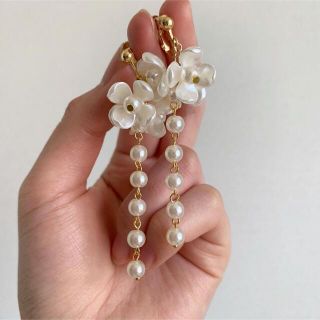 ザラ(ZARA)のフラワー パール ゴールド ハンドメイド ピアス/イヤリング(ピアス)