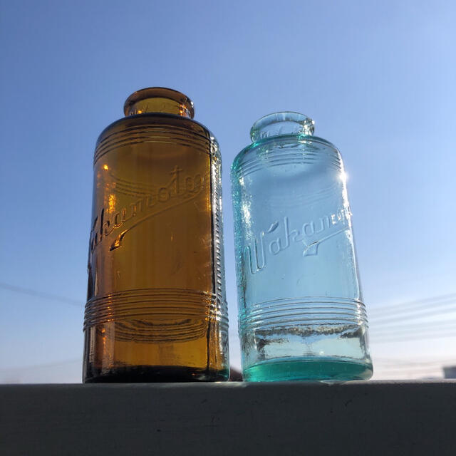 ヴィンテージ　エンボス 瓶    2本セット　NO7 エンタメ/ホビーの美術品/アンティーク(その他)の商品写真