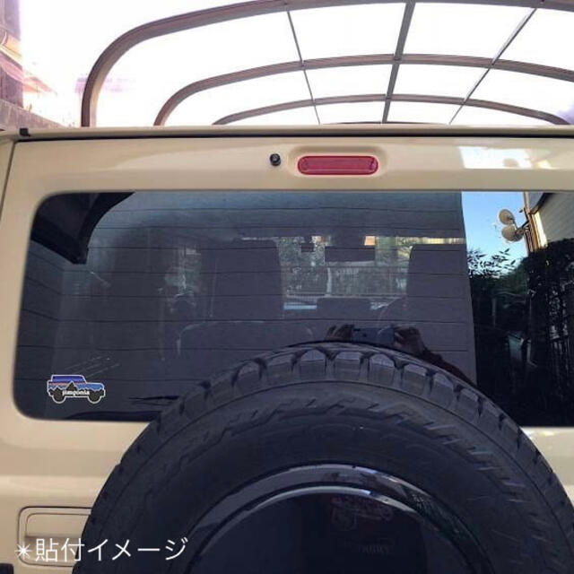 スズキ(スズキ)のジムニー　jimny ステッカー　jimgonia パタゴニア風デザイン 自動車/バイクの自動車(車外アクセサリ)の商品写真