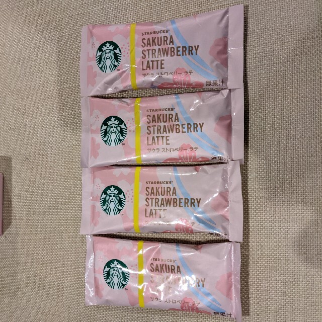 Starbucks Coffee(スターバックスコーヒー)のスタバ サクラストロベリーラテ　4本　スターバックス 食品/飲料/酒の飲料(コーヒー)の商品写真