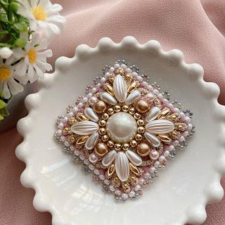 ブローチ　レースビーズ刺繍✳︎パール(コサージュ/ブローチ)