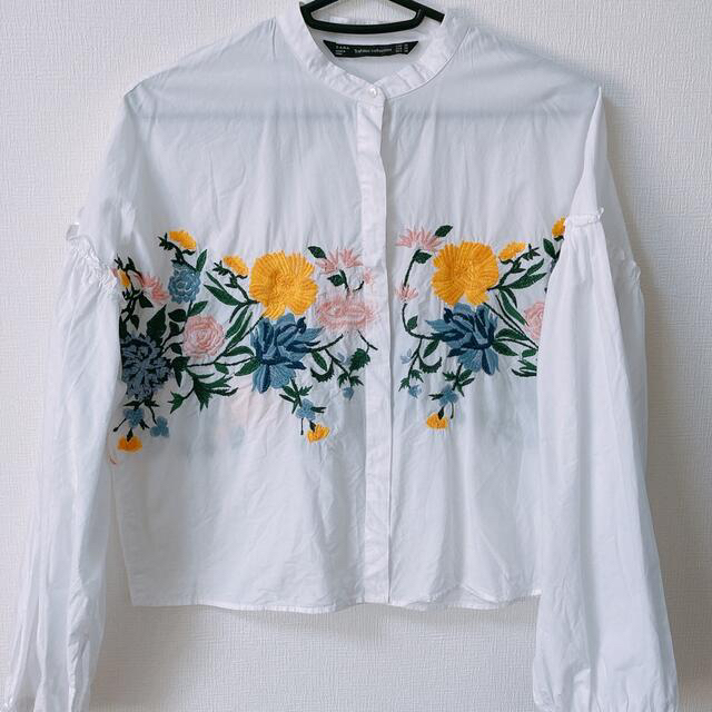 ZARA(ザラ)のZARA 刺繍ブラウス 白シャツ 花柄 レディースのトップス(シャツ/ブラウス(長袖/七分))の商品写真