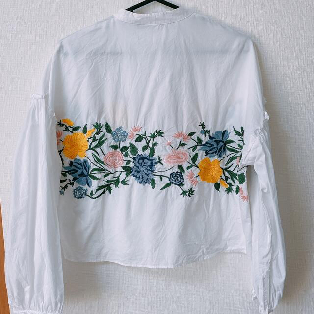 ZARA(ザラ)のZARA 刺繍ブラウス 白シャツ 花柄 レディースのトップス(シャツ/ブラウス(長袖/七分))の商品写真