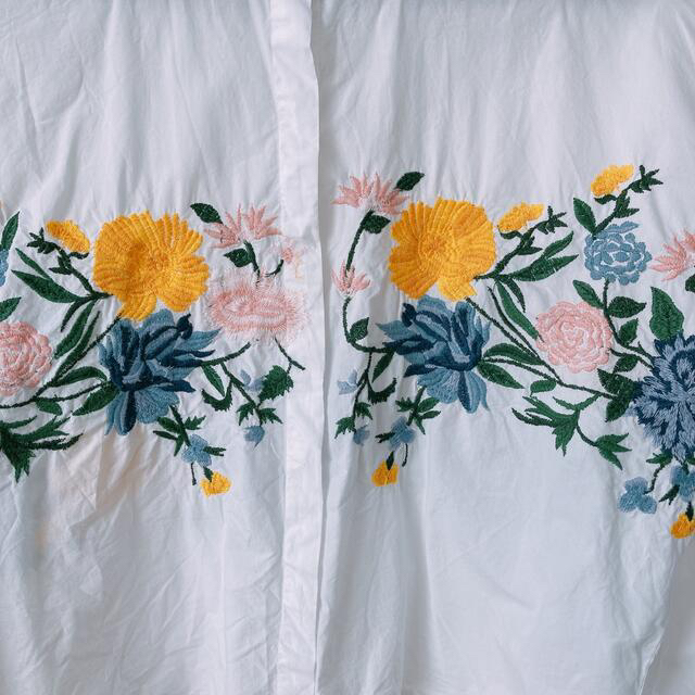ZARA(ザラ)のZARA 刺繍ブラウス 白シャツ 花柄 レディースのトップス(シャツ/ブラウス(長袖/七分))の商品写真