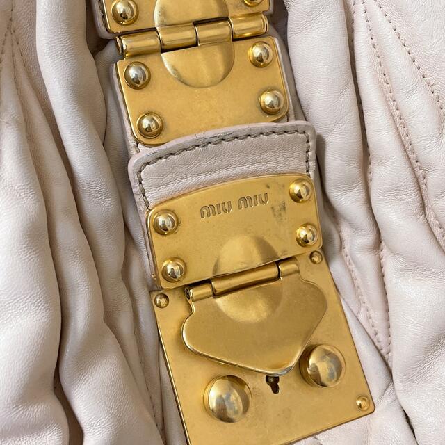 miumiu(ミュウミュウ)のお値下げ　miumiu マテラッセ レディースのバッグ(ハンドバッグ)の商品写真