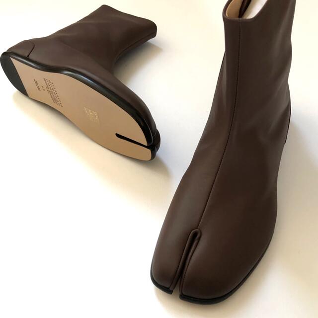 Maison Martin Margiela(マルタンマルジェラ)の新品/42 メゾン マルジェラ フラット ソール 足袋ブーツ ダークブラウン メンズの靴/シューズ(ブーツ)の商品写真