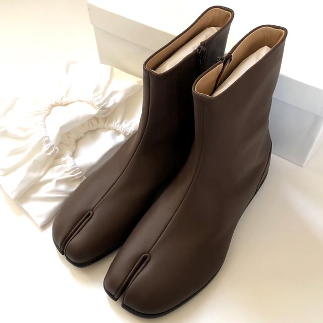 Maison Martin Margiela(マルタンマルジェラ)の新品/42 メゾン マルジェラ フラット ソール 足袋ブーツ ダークブラウン メンズの靴/シューズ(ブーツ)の商品写真