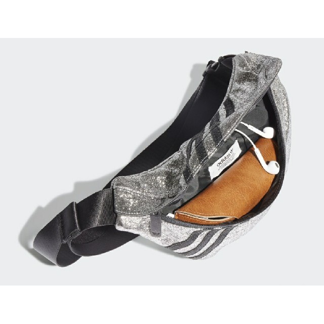 adidas(アディダス)のアディダス オリジナルス ボディバッグ シルバー レディースのバッグ(ボディバッグ/ウエストポーチ)の商品写真