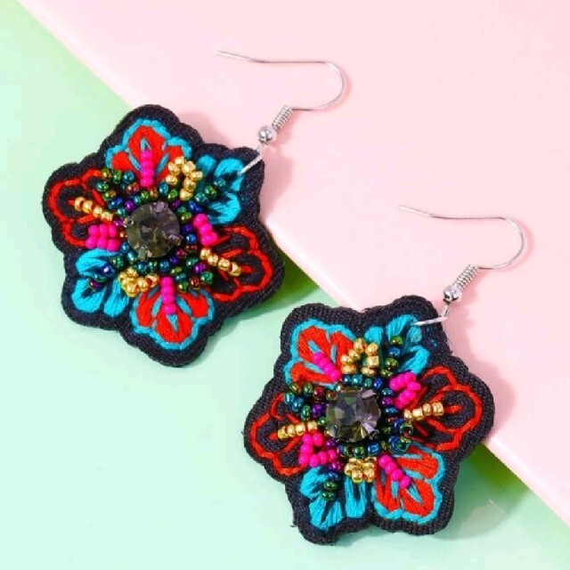 【新品】刺繍♡お花ピアス レディースのアクセサリー(ピアス)の商品写真