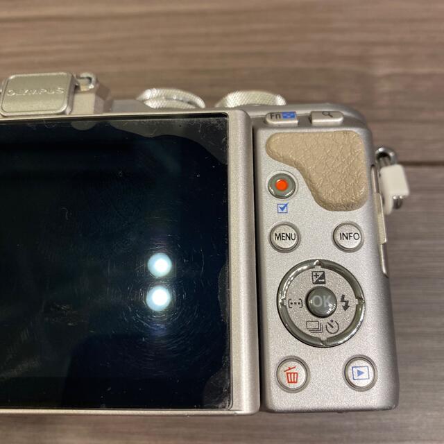 OLYMPUS(オリンパス)の【美品】【動作確認済】OLYMPUS PEN E-PL8 ホワイト 望遠レンズ付 スマホ/家電/カメラのカメラ(ミラーレス一眼)の商品写真