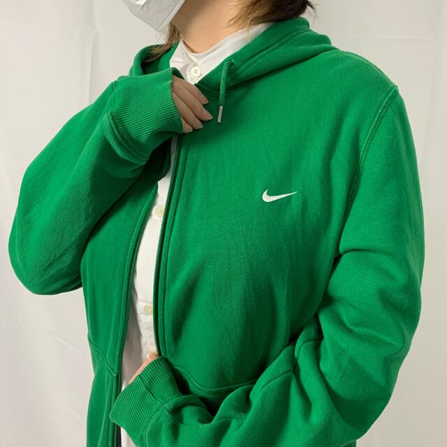 憧れの 定番モデル【NIKE】ワンポイントミニスウッシュ刺繍ロゴフルジップパーカー 緑 パーカー