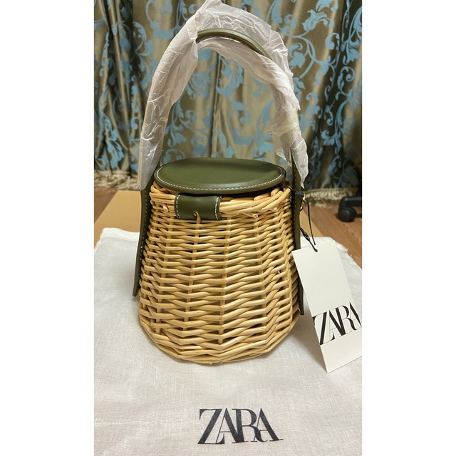 ZARA(ザラ)の(新品) ZARAラタンバスケットバッグ レディースのバッグ(かごバッグ/ストローバッグ)の商品写真