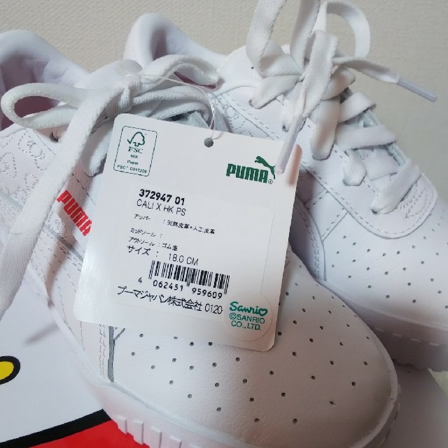 PUMA(プーマ)の【匿名配送】PUMA×キティ スニーカー(18cm) キッズ/ベビー/マタニティのキッズ靴/シューズ(15cm~)(スニーカー)の商品写真