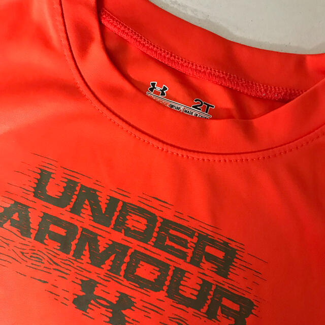UNDER ARMOUR(アンダーアーマー)のアンダーアーマー　キッズ　ロングTシャツ 90cm ロンT 長袖シャツ  キッズ/ベビー/マタニティのキッズ服男の子用(90cm~)(Tシャツ/カットソー)の商品写真