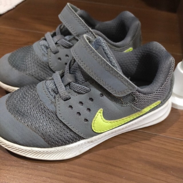 NIKE(ナイキ)のキッズスニーカー キッズ/ベビー/マタニティのキッズ靴/シューズ(15cm~)(スニーカー)の商品写真