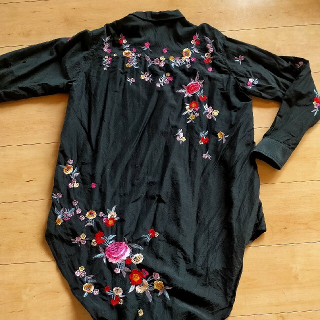 ZARA(ザラ)のZARA woman ザラ 刺繍 ワイシャツ ブラウス トップス 花柄 レディースのトップス(シャツ/ブラウス(長袖/七分))の商品写真