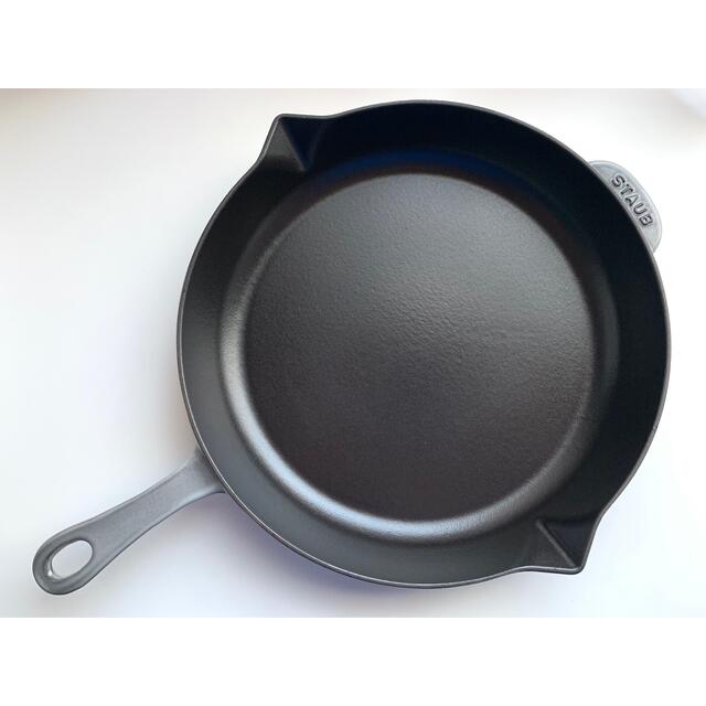 STAUB(ストウブ)のStaub ストウブ スキレット フライパン 30cm インテリア/住まい/日用品のキッチン/食器(鍋/フライパン)の商品写真