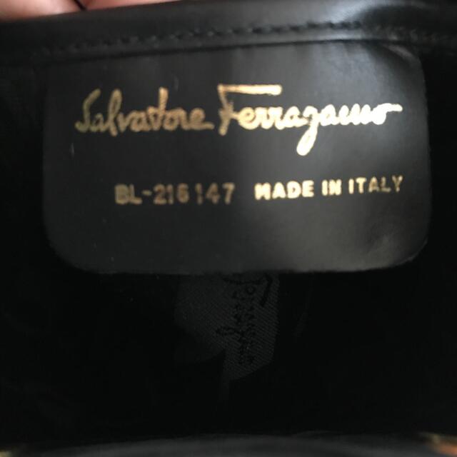 Salvatore Ferragamo(サルヴァトーレフェラガモ)のフェラガモ  ガンチーニ　ミニリュック　黒 レディースのバッグ(リュック/バックパック)の商品写真