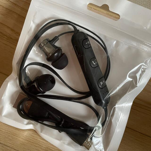 Bluetoothイヤホン 防水 新品未使用 値下げ 即購入OK  スマホ/家電/カメラのオーディオ機器(ヘッドフォン/イヤフォン)の商品写真