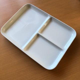 ムジルシリョウヒン(MUJI (無印良品))の無印良品　磁器ベージュ角皿　仕切付(食器)