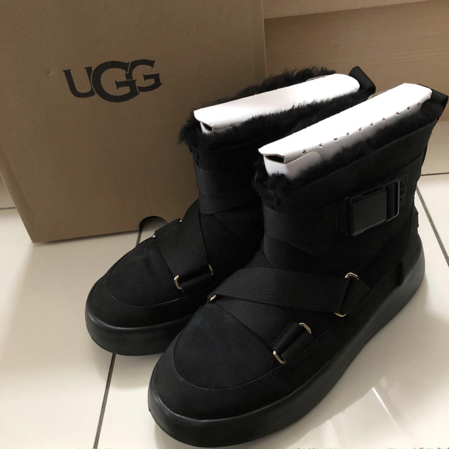 UGG W CLASSIC BOOM BUCKLE BLK 黒ブーツ シープ完売