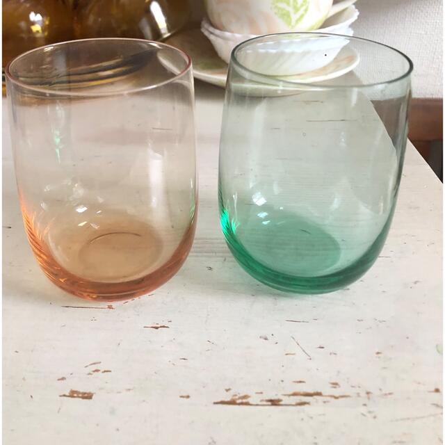 昭和レトロ　色ガラスのコップ　オレンジとグリーン　パステルカラー2個 エンタメ/ホビーの美術品/アンティーク(ガラス)の商品写真