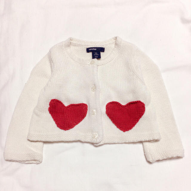 babyGAP(ベビーギャップ)のbabyGAP ハートポケット ニットカーディガン キッズ/ベビー/マタニティのベビー服(~85cm)(カーディガン/ボレロ)の商品写真