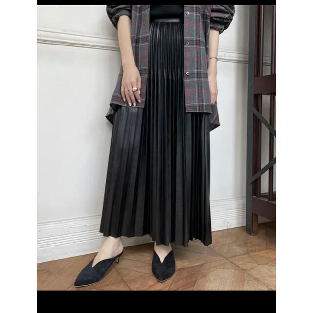 Loungedress(ラウンジドレス)の【ラウンジドレス】エコレザープリーツスカート レディースのスカート(ロングスカート)の商品写真