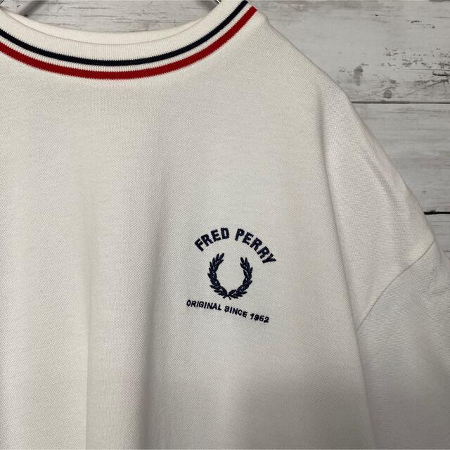 FRED PERRY(フレッドペリー)の【希少デザイン】フレッドペリー☆刺繍ワンポイントロゴリブラインTシャツ メンズのトップス(Tシャツ/カットソー(半袖/袖なし))の商品写真