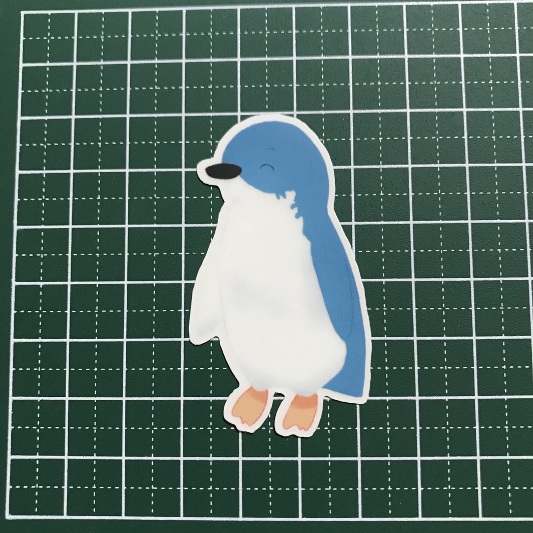 笑顔のフェアリーペンギン 青 かわいい動物のイラスト 防水ステッカー 自動車/バイクのバイク(ステッカー)の商品写真