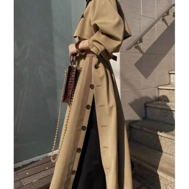 Ameri VINTAGE(アメリヴィンテージ)のMINIMAL FLARE LONG TRENCH COAT アメリヴィンテージ レディースのジャケット/アウター(トレンチコート)の商品写真