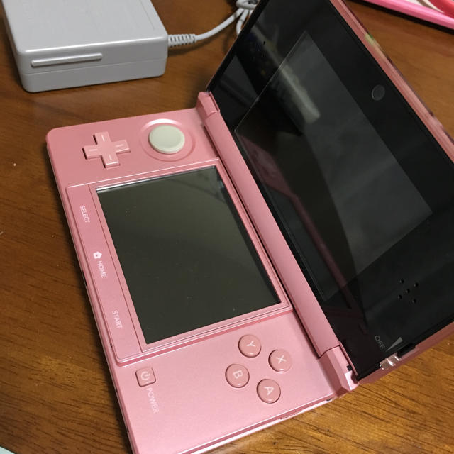 任天堂(ニンテンドウ)の3DS ピンク nana*様お取り置き エンタメ/ホビーのゲームソフト/ゲーム機本体(携帯用ゲーム機本体)の商品写真