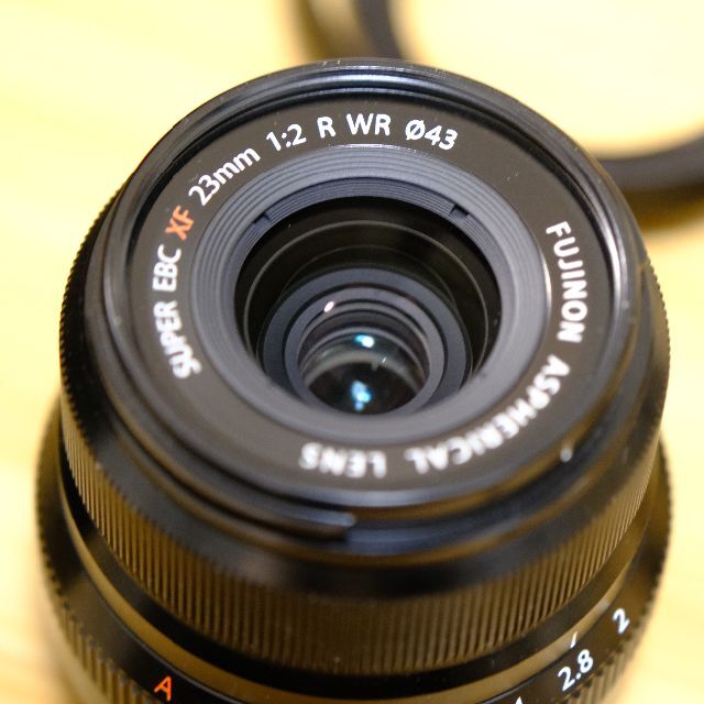 富士フイルム(フジフイルム)の【美品】フジフイルム XF23mm F2 R WR ブラック おまけ付き スマホ/家電/カメラのカメラ(レンズ(単焦点))の商品写真