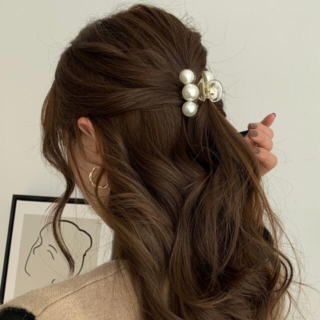 【新品未使用】韓国　パール　ヘアクリップ　バレッタ ⑦ ♡♡ 5cm ♡♡ レディースのヘアアクセサリー(バレッタ/ヘアクリップ)の商品写真